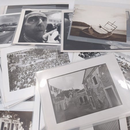 Lotto di 65 fotografie anni 70 formato 30x22 cm, alcune con annotazioni. Buone