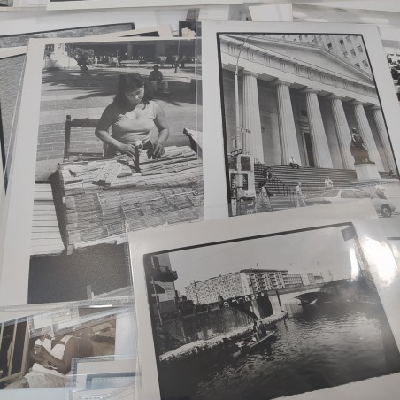Lotto di 65 fotografie anni 70 formato 30x22 cm, alcune con annotazioni. Buone