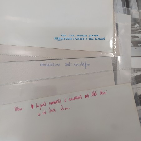 Lotto di 65 fotografie anni 70 formato 30x22 cm, alcune con annotazioni. Buone