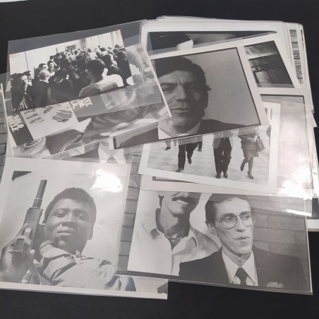 Lotto di 27 ritratti fotografici anni 70 formato 30x20cm, annotazioni sul retro
