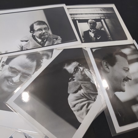Lotto di 27 ritratti fotografici anni 70 formato 30x20cm, annotazioni sul retro