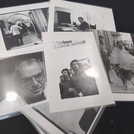 Lotto di 27 ritratti fotografici anni 70 formato 30x20cm, annotazioni sul retro