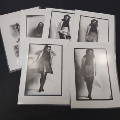 Lotto di 7 fotografie di modella 29,5x21cm, bianco e nero. Buone condizioni