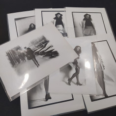 Lotto di 7 fotografie di modella 29,5x21cm, bianco e nero. Buone condizioni 2