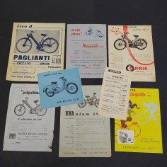 Lotto di 8 cataloghi di motorini di varie marche, anni '50. Macchioline umidità