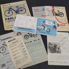 Lotto di 8 cataloghi di motorini di varie marche, anni '50. Macchioline umidità 2