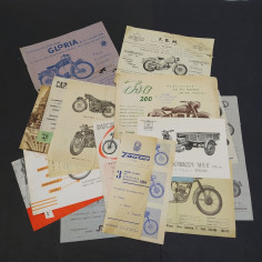 Lotto di 17 cataloghi motociclette di varie marche anni '50. Ingiallimenti