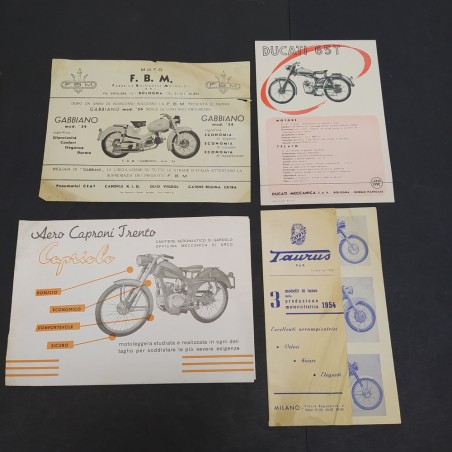 Lotto di 17 cataloghi motociclette di varie marche anni '50. Ingiallimenti