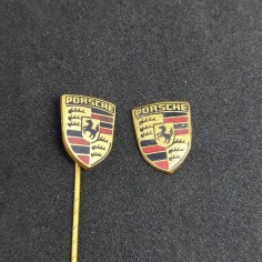 Lotto di 2 spillini Porsche smaltati di cui uno spezzato. Buone condizioni 2