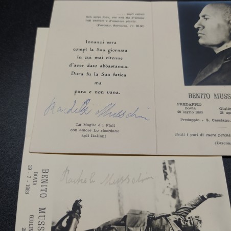 Lotto di 2 santini funebri di Benito Mussolini con autografo di Donna Rachele