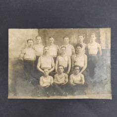 Fotografia di un gruppo di ginnasti con annotazione sul retro datata 1890