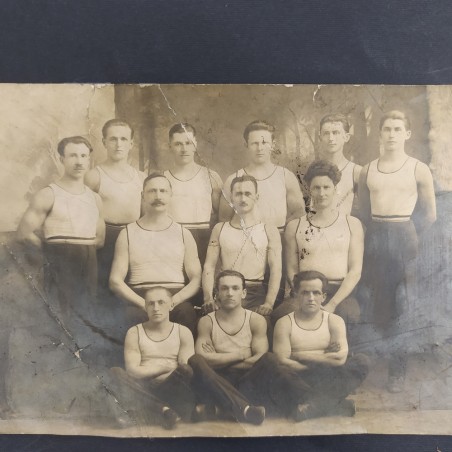 Fotografia di un gruppo di ginnasti con annotazione sul retro datata 1890