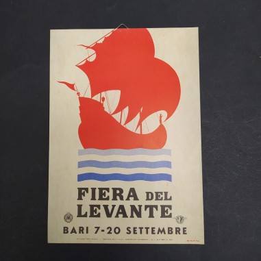 Cartoncino Fiera del Levante con anello di sospensione sul retro. Ingrigimenti