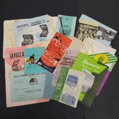 Lotto di 31 cataloghi, listini di dischi, giradischi e apparecchi audio. Strappi