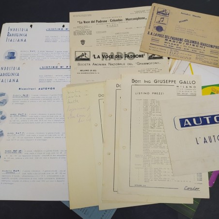 Lotto di 31 cataloghi, listini di dischi, giradischi e apparecchi audio. Strappi
