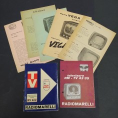 Lotto di 7 volantini e 2 libretti di apparecchi TV. Ingrigimenti