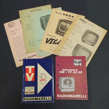 Lotto di 7 volantini e 2 libretti di apparecchi TV. Ingrigimenti