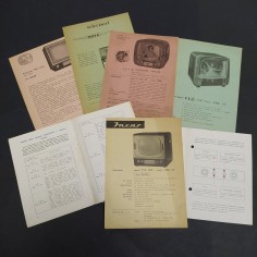 Lotto di 7 volantini e 2 libretti di apparecchi TV. Ingrigimenti 2