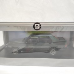 Modellino Alfa Romeo 75 berlina Polizia verde petrolio sc 1/18 Triple9 box orig 2