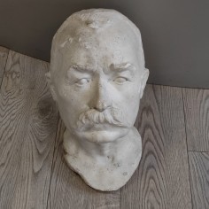 Busto in gesso opera di Gino del Zozzo dei Lucchi testa di uomo con grandi baffi