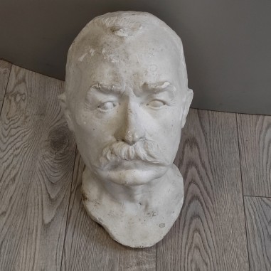 Busto in gesso opera di Gino del Zozzo dei Lucchi testa di uomo con grandi baffi
