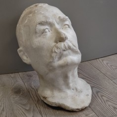 Busto in gesso opera di Gino del Zozzo dei Lucchi testa di uomo con grandi baffi 2
