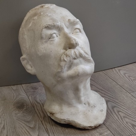 Busto in gesso opera di Gino del Zozzo dei Lucchi testa di uomo con grandi baffi