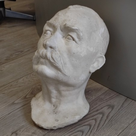Busto in gesso opera di Gino del Zozzo dei Lucchi testa di uomo con grandi baffi