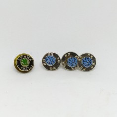 Lotto di 4 spillini da giacca distintivi 3x Volkswagen e uno Skoda