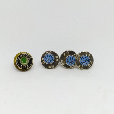 Lotto di 4 spillini da giacca distintivi 3x Volkswagen e uno Skoda