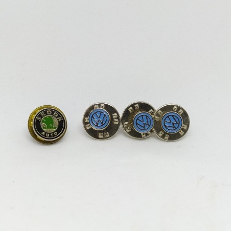 Lotto di 4 spillini da giacca distintivi 3x Volkswagen e uno Skoda