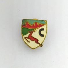 Distintivo da giacca pins smaltato capriolo rosso e lettera C