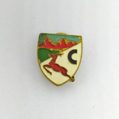 Distintivo da giacca pins smaltato capriolo rosso e lettera C
