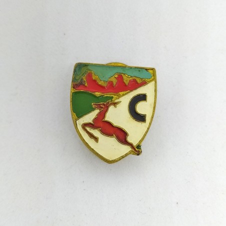 Distintivo da giacca pins smaltato capriolo rosso e lettera C