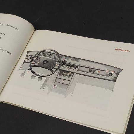Libretto Betriebsanleitung Mercedes Benz 200/230.4 in tedesco, 1975. Sbucciature