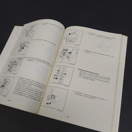 Libretto uso e manutenzione auto Isuzu UBS, 1° ed. 1989. Macchioline della carta