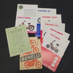 Accumulo di 8 tra brochure e documenti Benelli