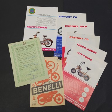 Accumulo di 8 tra brochure e documenti Benelli