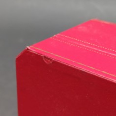 Cofanetto Cartier per orologio 15x13x9 cm. Linee ingiallite nel rivestimento