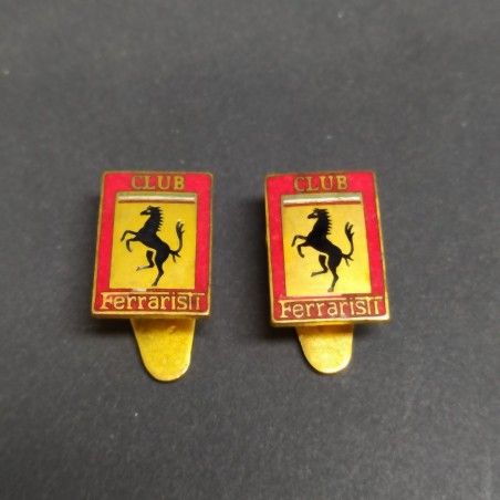 Lotto di 2 pin Club Ferrari 15x10 mm smalti in buone condizioni