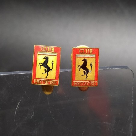 Lotto di 2 pin Club Ferrari 15x10 mm smalti in buone condizioni
