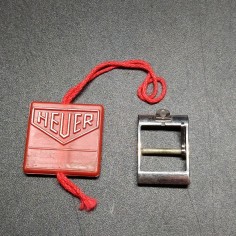 Fibbia per orologio Omega e cartellino in plastica orologio Heuer. Buono