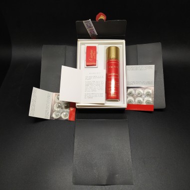 Set di accessori e ricambi da viaggio per accendini Cartier. Sbucciatura davanti
