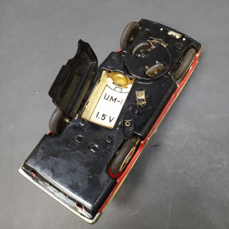 Auto giocattolo in latta cabriolet giapponese a batteria. Punti di ruggine