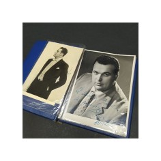 Album con 9 foto e cartoline di cantanti e 10 autografi, anni '40-'50. Macchie