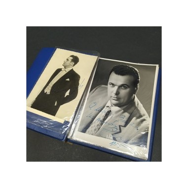 Album con 9 foto e cartoline di cantanti e 10 autografi, anni '40-'50. Macchie