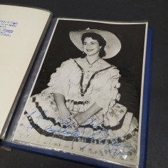 Album con 9 foto e cartoline di cantanti e 10 autografi, anni '40-'50. Macchie 2