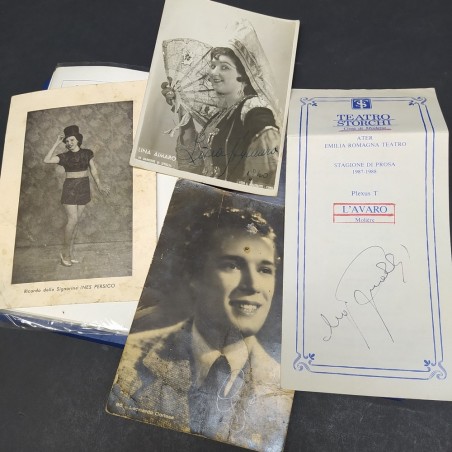 Album con 9 foto e cartoline di cantanti e 10 autografi, anni '40-'50. Macchie