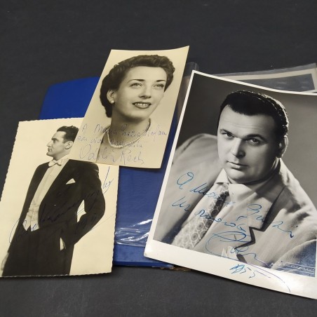 Album con 9 foto e cartoline di cantanti e 10 autografi, anni '40-'50. Macchie