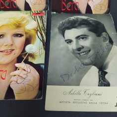 Lotto di 4 cartoline di Achille Togliani e Orietta Berti con autografo. Macchie 2